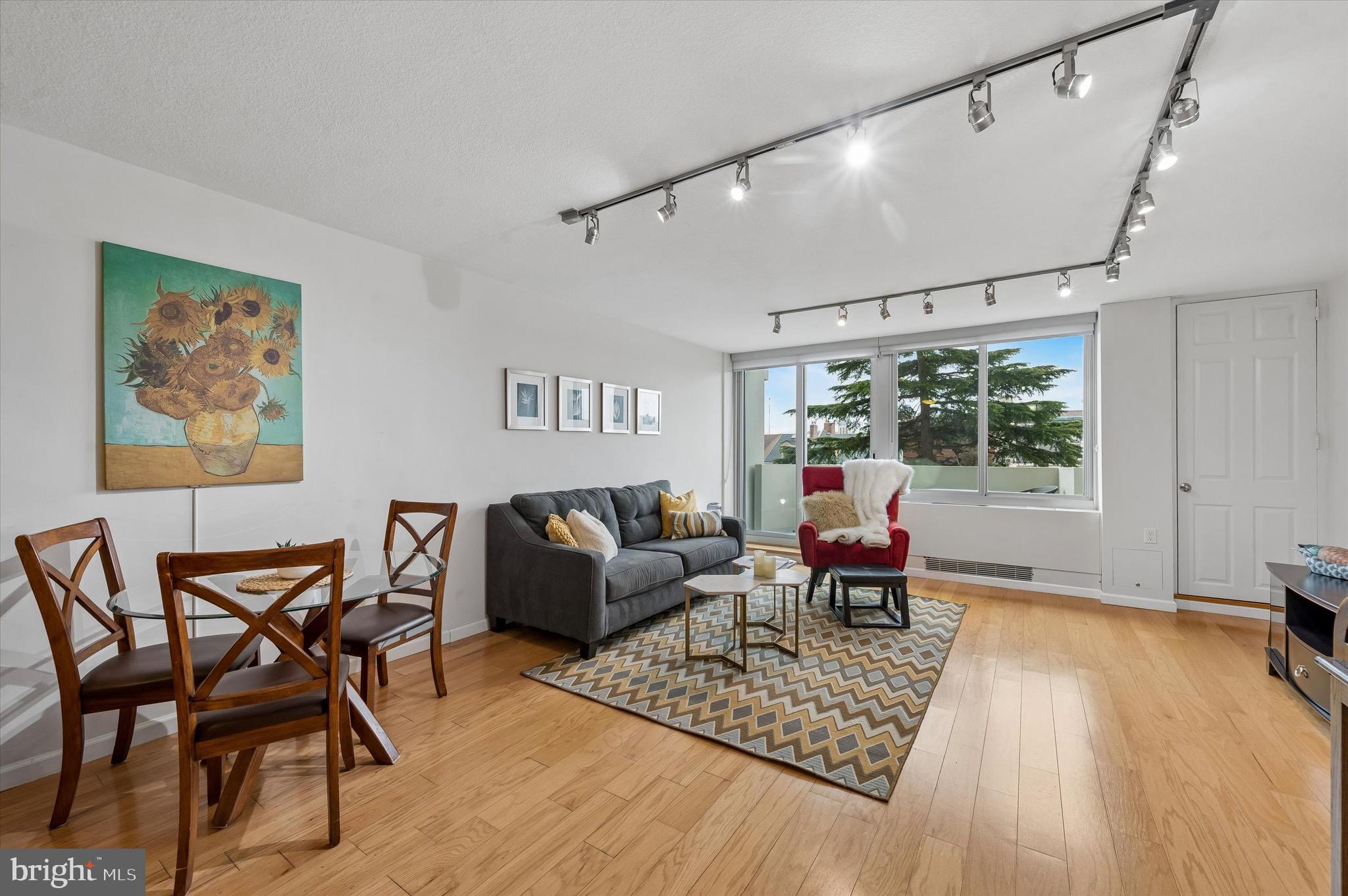 604 South Washington Square, Unit 309 Philadelphia, PA 19106 - Photo 3 of 28 a living room with furniture and a window