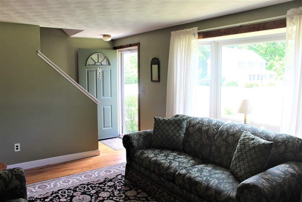 732 King Street Franklin, MA 02038 - Photo 5 of 20