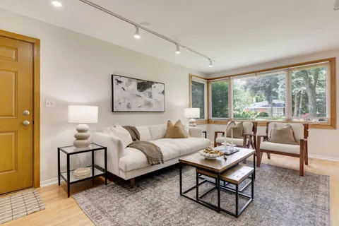 $425,000 | 810 Leamington Avenue, Wilmette, IL 60091