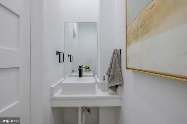 a close view of sink and tap