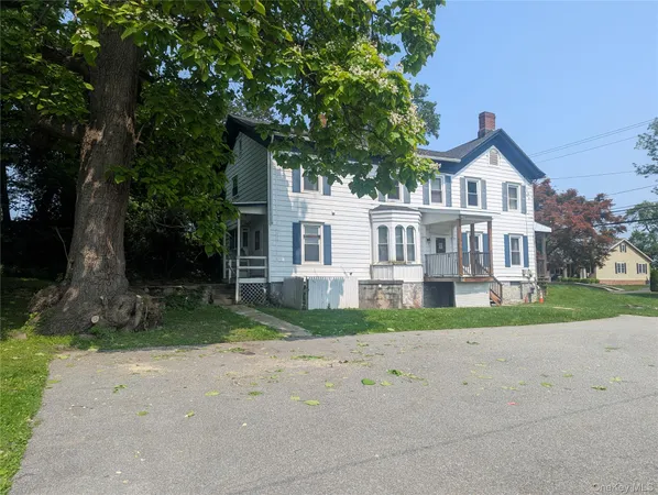 a view of house with a yard