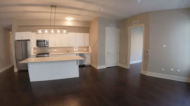 $4,825 | 2050 North Clark Street, Unit 302, Chicago, IL 60614