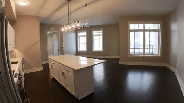 $4,825 | 2050 North Clark Street, Unit 302, Chicago, IL 60614