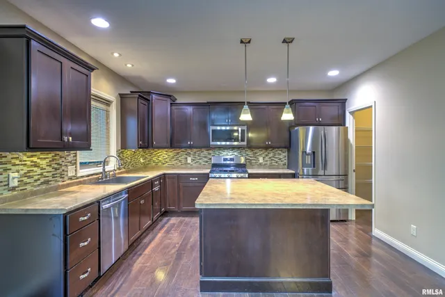 $2,400 | 2708 West Sesame Street, Dunlap, IL 61525