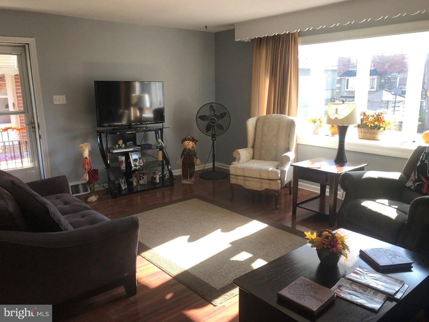 2723 Axe Factory Road Philadelphia, PA 19152 - Photo 6 of 24 Living Room