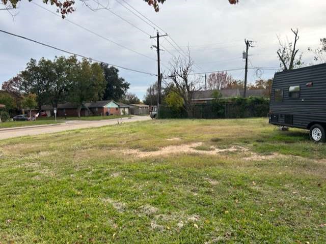 2901 Rust Avenue Texas City, TX 77590 - Photo 2 of 2 a view of a basketball court