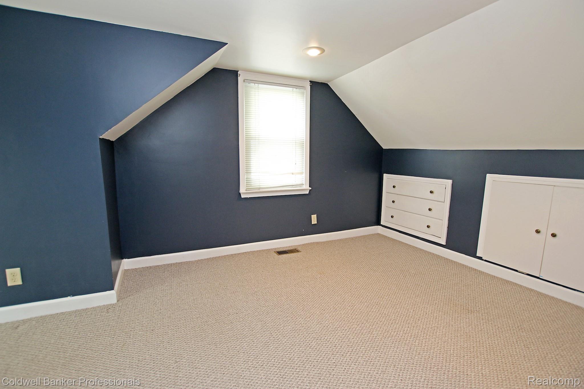 2696 Wakefield Road Berkley, MI 48072 - Photo 19 of 38 19) Upstairs Master.jpg