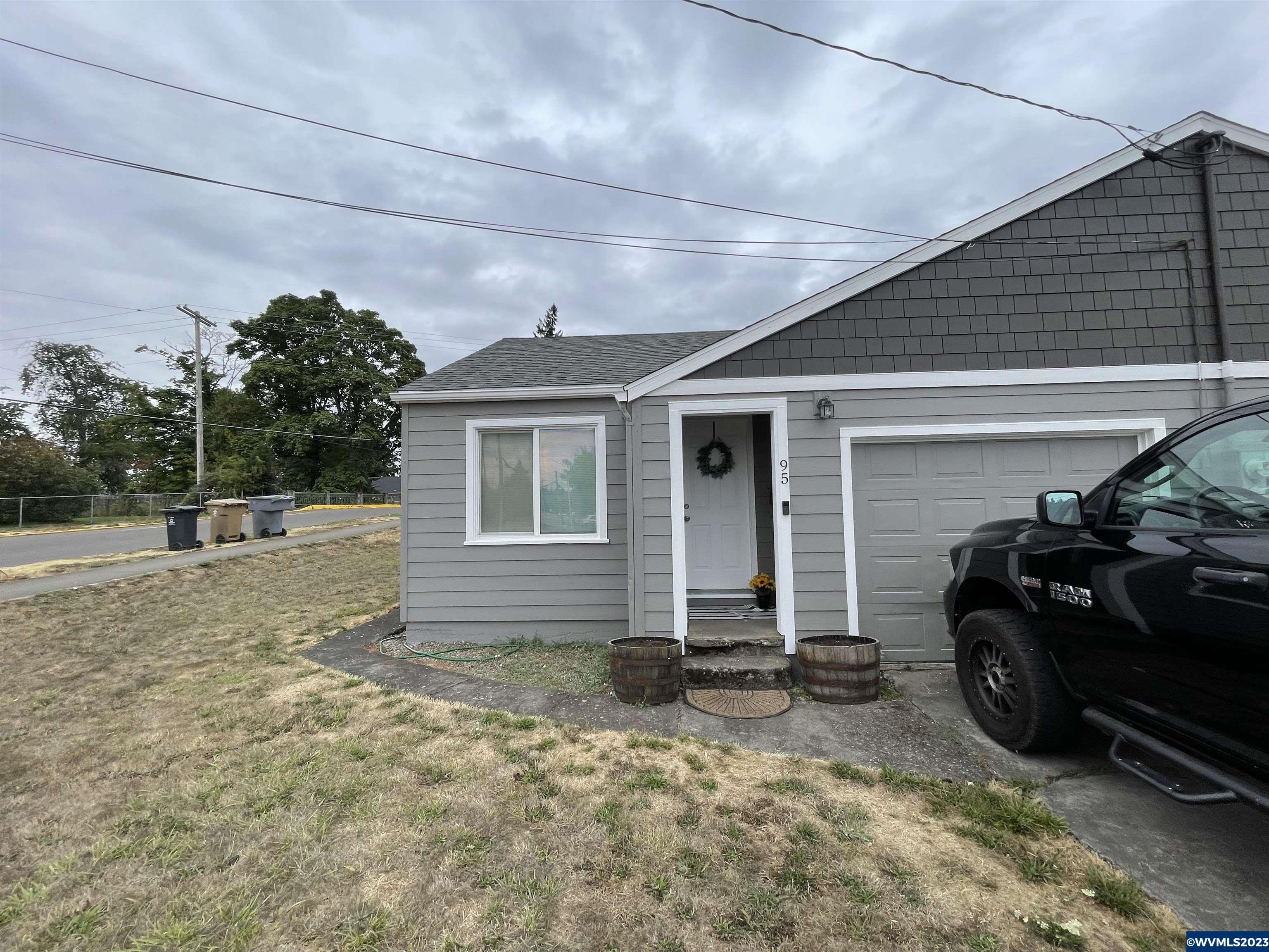 91 West Elmore Street Lebanon, OR 97355 - Photo 2 of 15