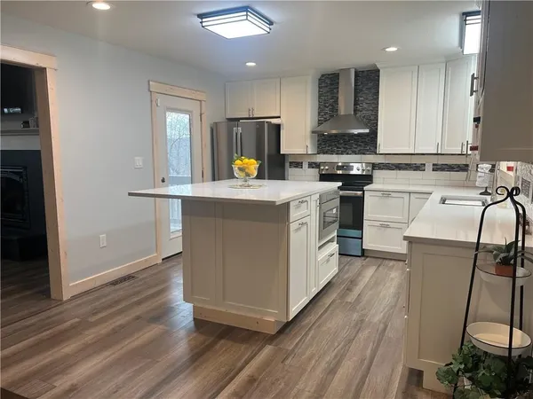 $720,500 | 7930 Eagle Bay Drive, Stover, MO 65078