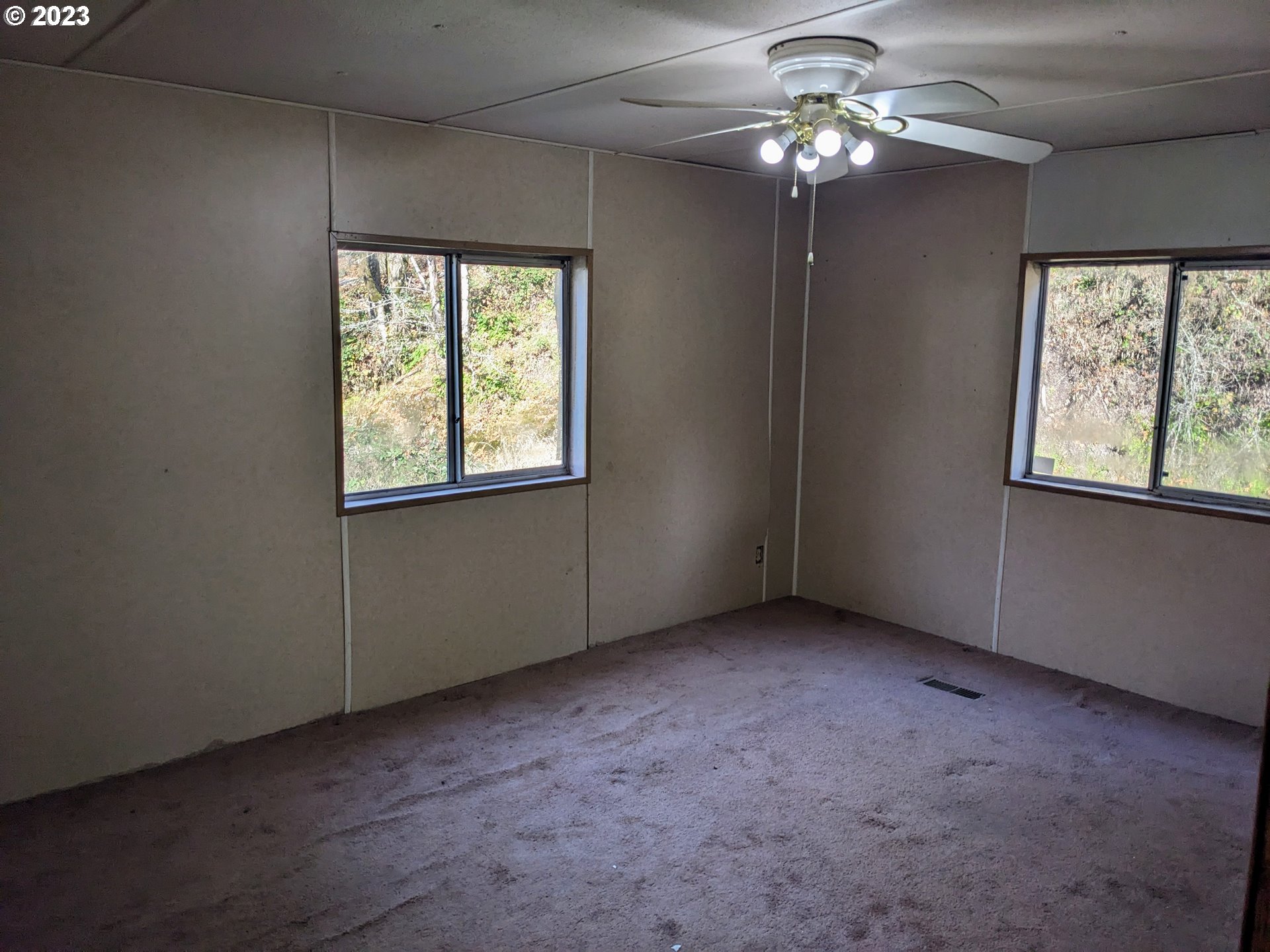 32905 James Street, Unit 20 Scappoose, OR 97056 - Photo 7 of 8 a view of a livingroom with a ceiling fan and window