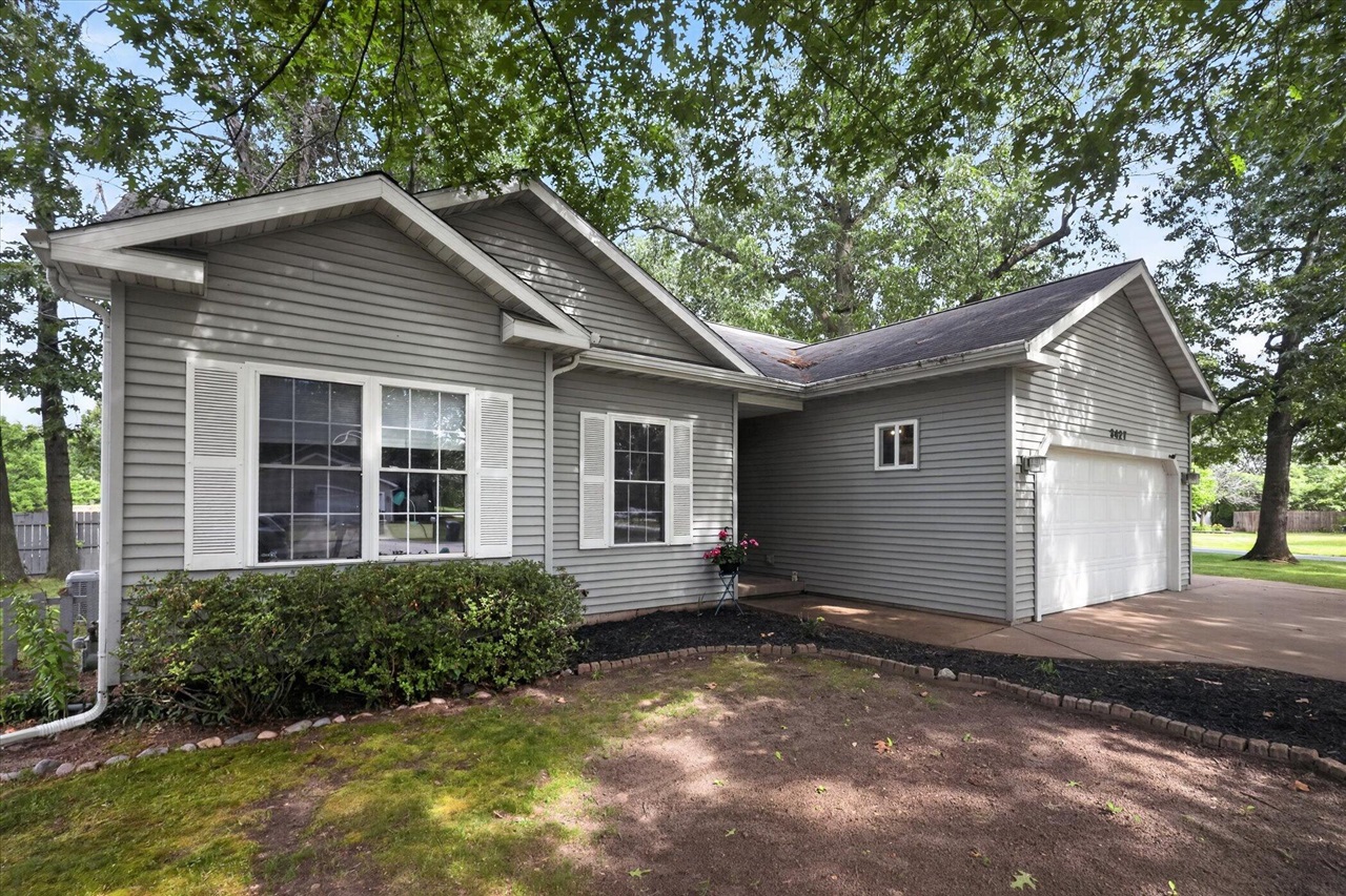 3427 Easy Street St. Joseph, MI 49085 - Photo 2 of 32