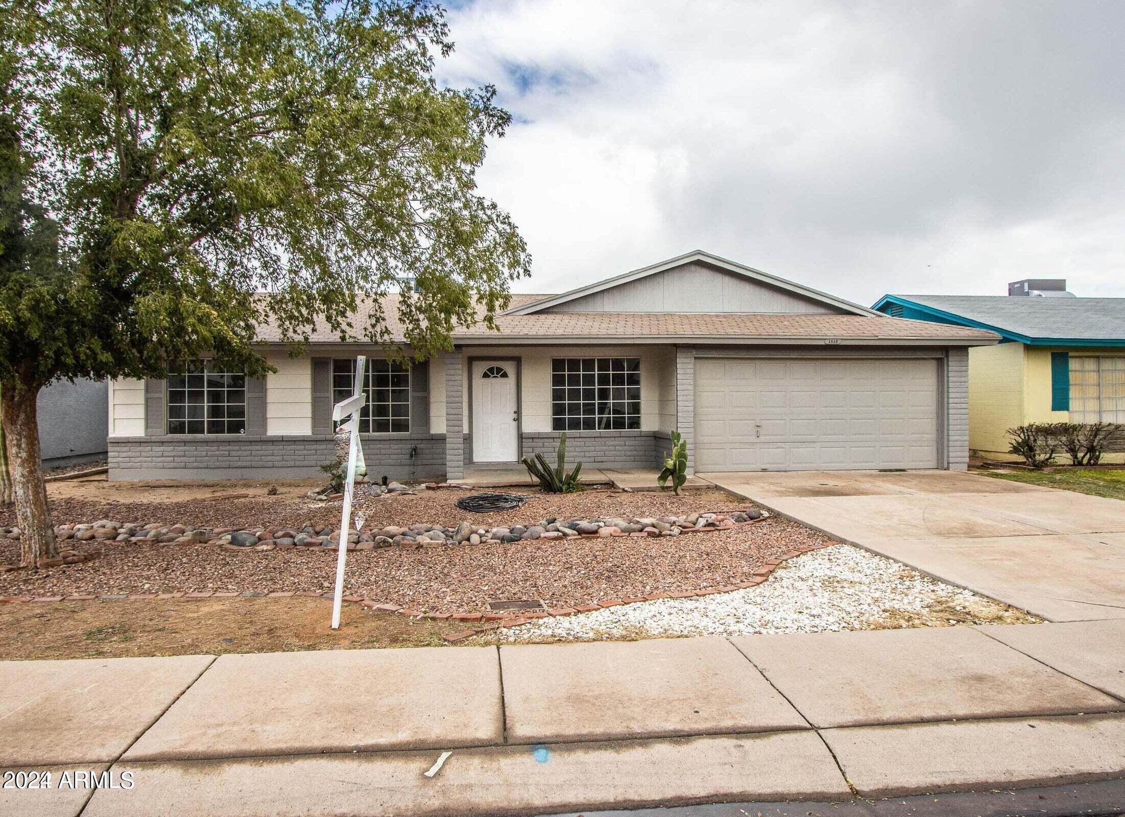 1512 East Carson Road Phoenix, AZ 85042 - Photo 2 of 17 Carson 1
