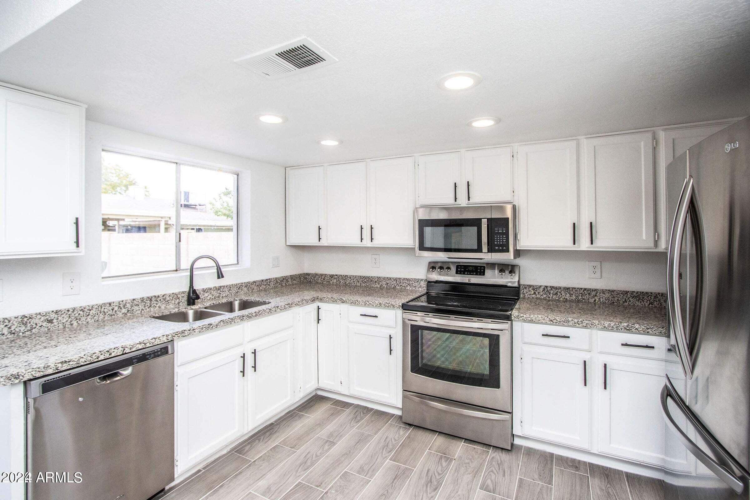 1512 East Carson Road Phoenix, AZ 85042 - Photo 3 of 17 Carson3