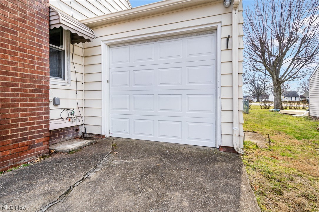 2942 17th Street Northwest Canton, OH 44708 - Photo 4 of 25 Garage with a lawn