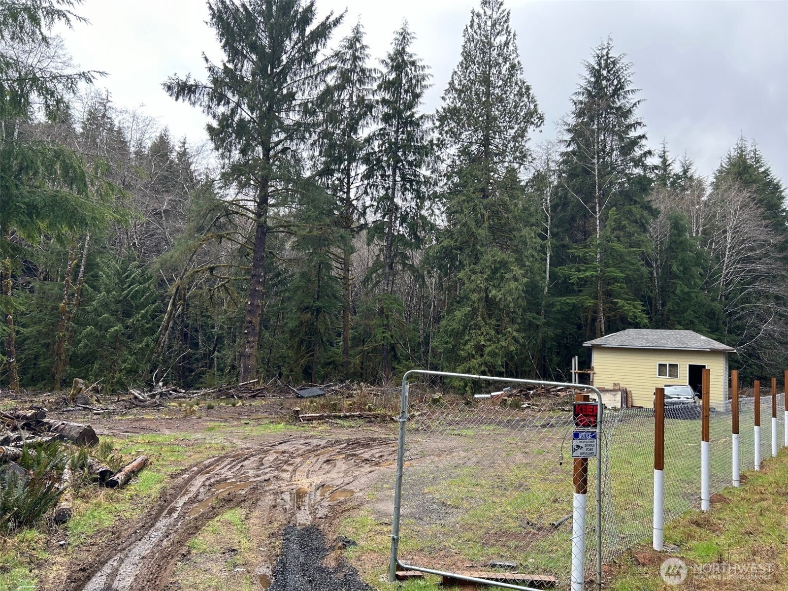 155 Ocean Beach Road Hoquiam, WA 98550 - Photo 4 of 21 a front view of a house with garden