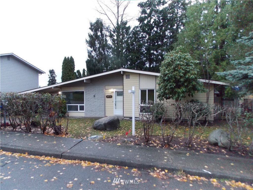 1908 Beacon Way Southeast Renton, WA 98058 - Photo 1 of 16 Gallery Image 1