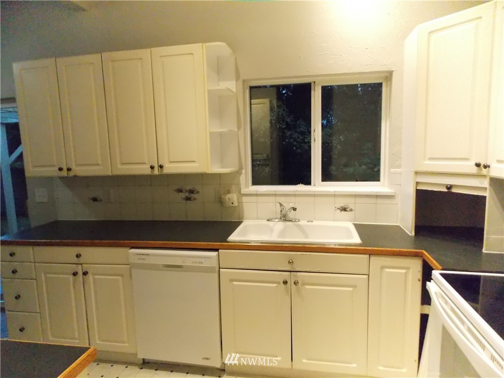 1908 Beacon Way Southeast Renton, WA 98058 - Photo 2 of 16 Gallery Image 2