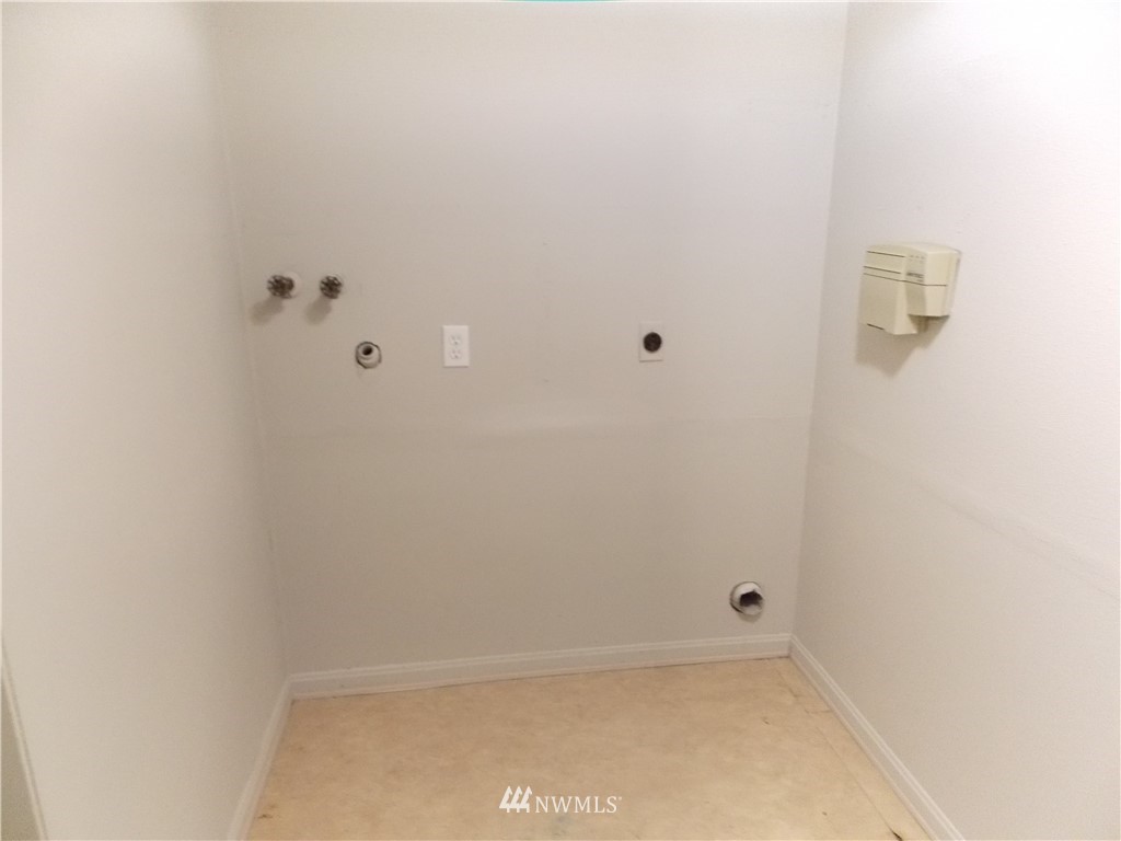 1908 Beacon Way Southeast Renton, WA 98058 - Photo 12 of 16 Gallery Image 12