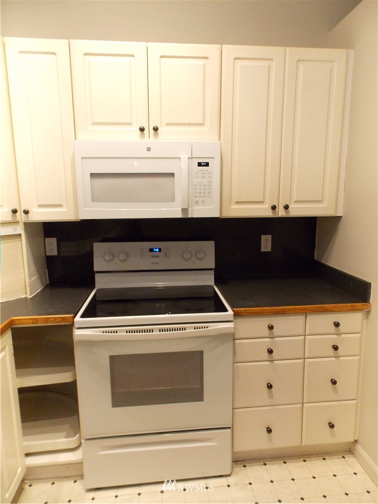 1908 Beacon Way Southeast Renton, WA 98058 - Photo 3 of 16 Gallery Image 3