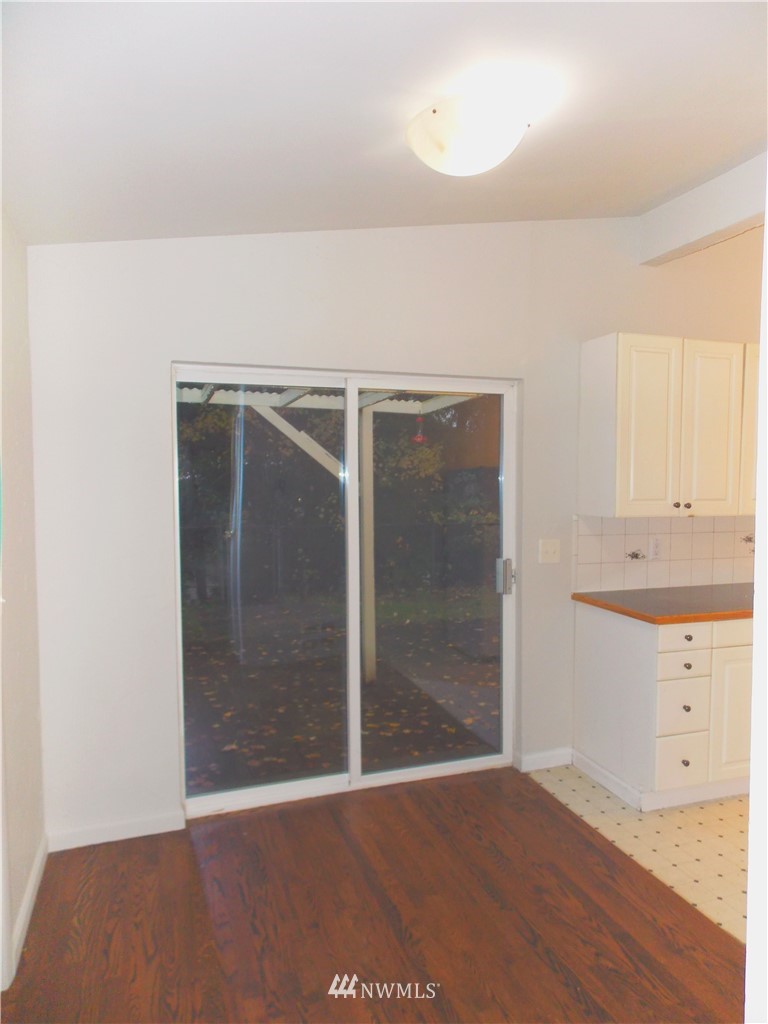 1908 Beacon Way Southeast Renton, WA 98058 - Photo 4 of 16 Gallery Image 4