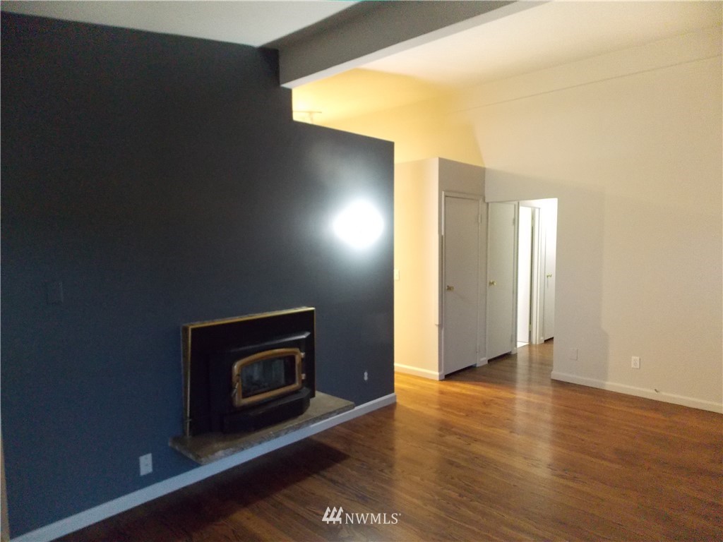 1908 Beacon Way Southeast Renton, WA 98058 - Photo 5 of 16 Gallery Image 5