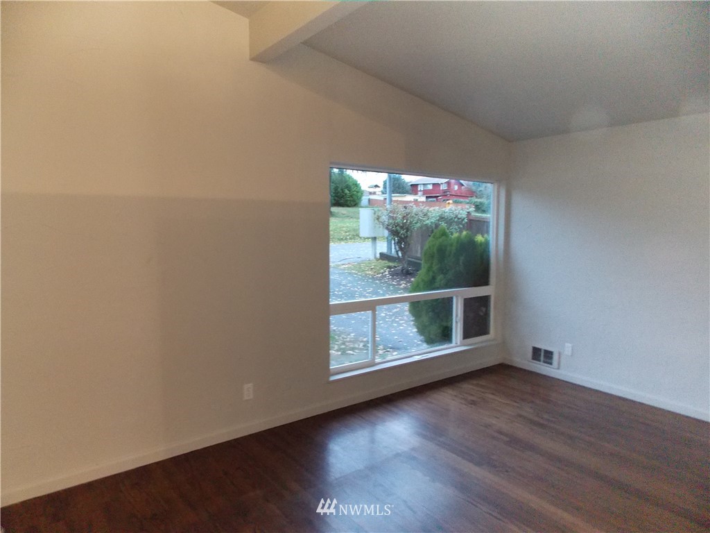 1908 Beacon Way Southeast Renton, WA 98058 - Photo 6 of 16 Gallery Image 6