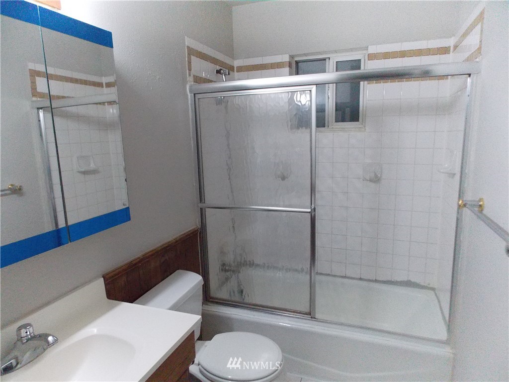 1908 Beacon Way Southeast Renton, WA 98058 - Photo 10 of 16 Gallery Image 10