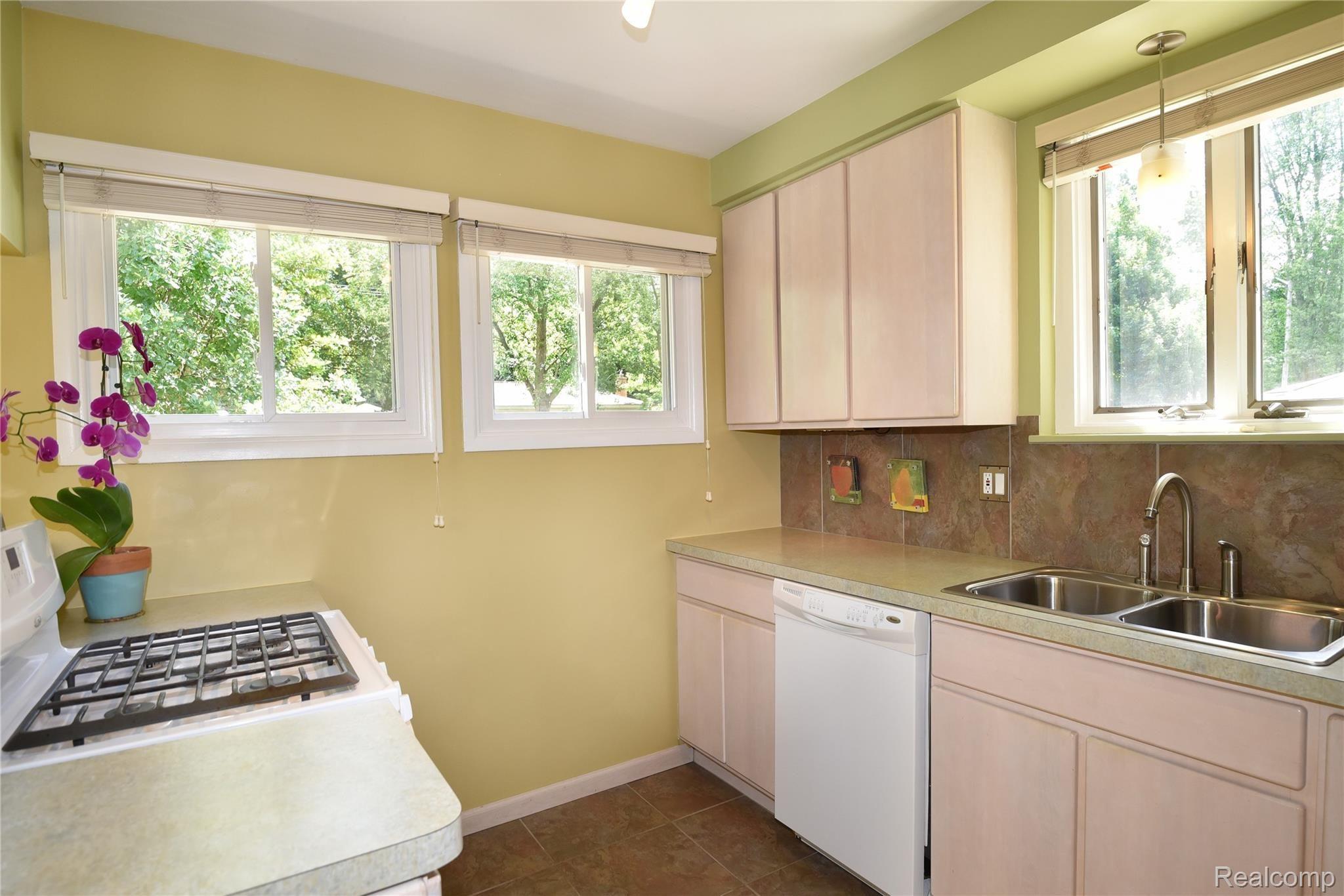 1377 Maple Drive Rochester, MI 48307 - Photo 14 of 42 1377 Maple Drive_14.JPG
