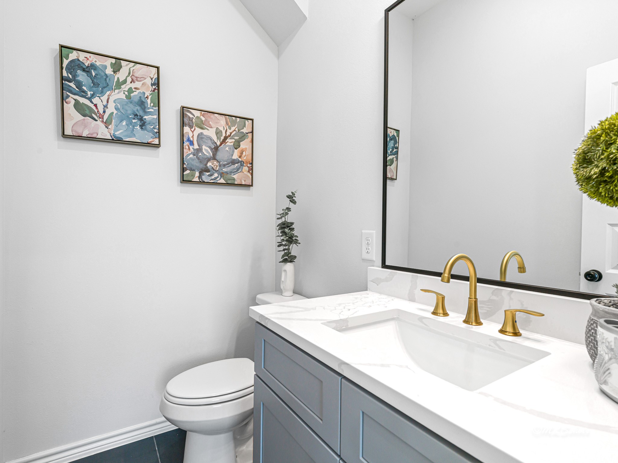 2720 Spence Street Houston, TX 77093 - Photo 18 of 30 a bathroom with a toilet sink and mirror