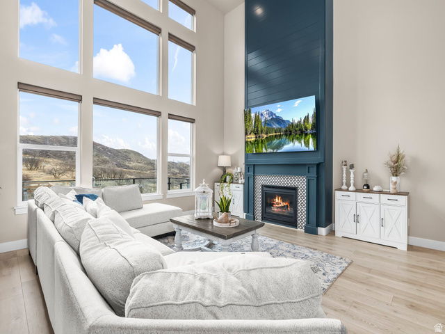 102 Elk Ridge Drive Elk Ridge, UT 84651 - Photo 6 of 61 Large great room with views of the backyard. Large gas fire place