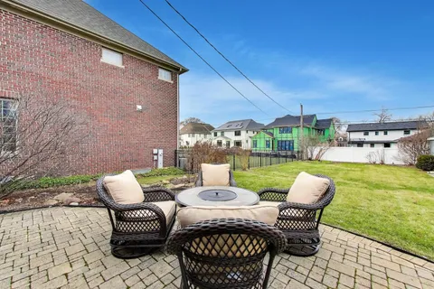 $650,000 | 277 East Oneida Avenue, Elmhurst, IL 60126