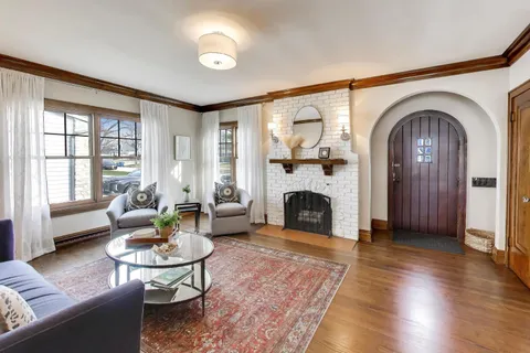 $650,000 | 277 East Oneida Avenue, Elmhurst, IL 60126