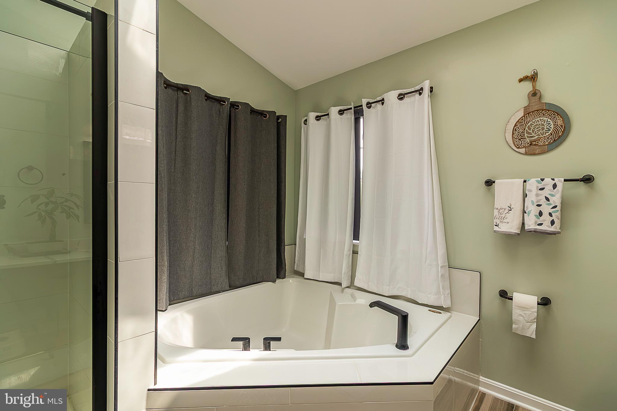 15521 Wheatfield Road Woodbridge, VA 22193 - Photo 27 of 39 Primary bath tub