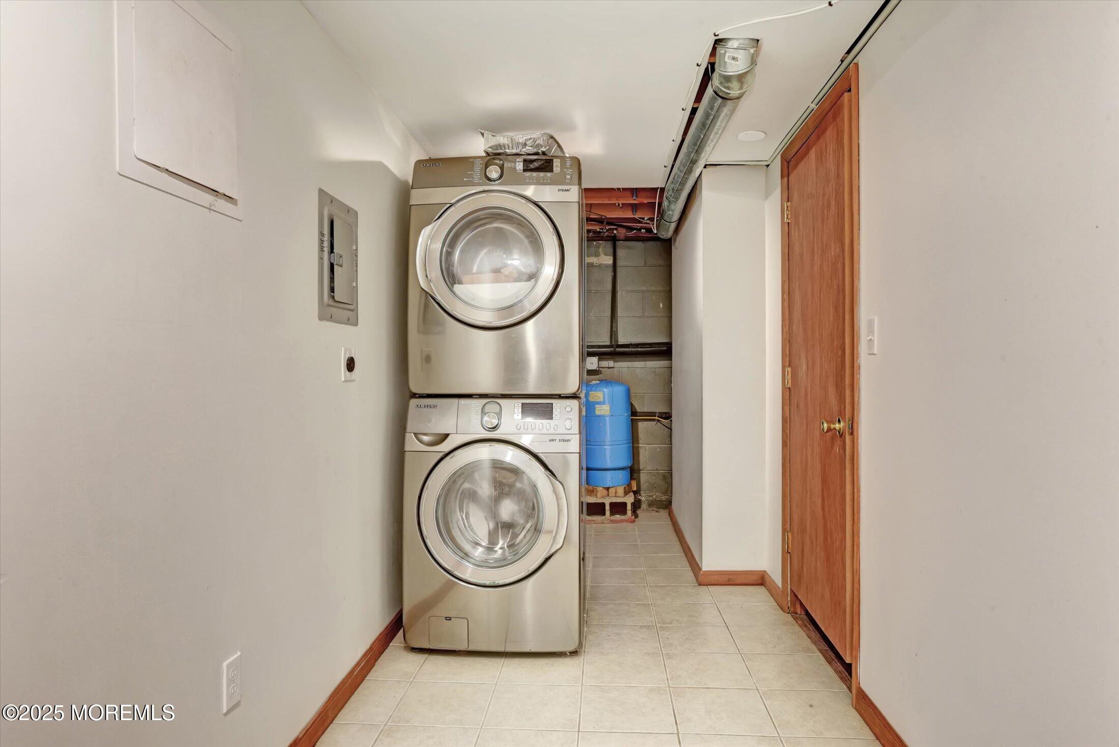 10 Bowman Road Jackson, NJ 08527 - Photo 24 of 32 a utility room with dryer and washer