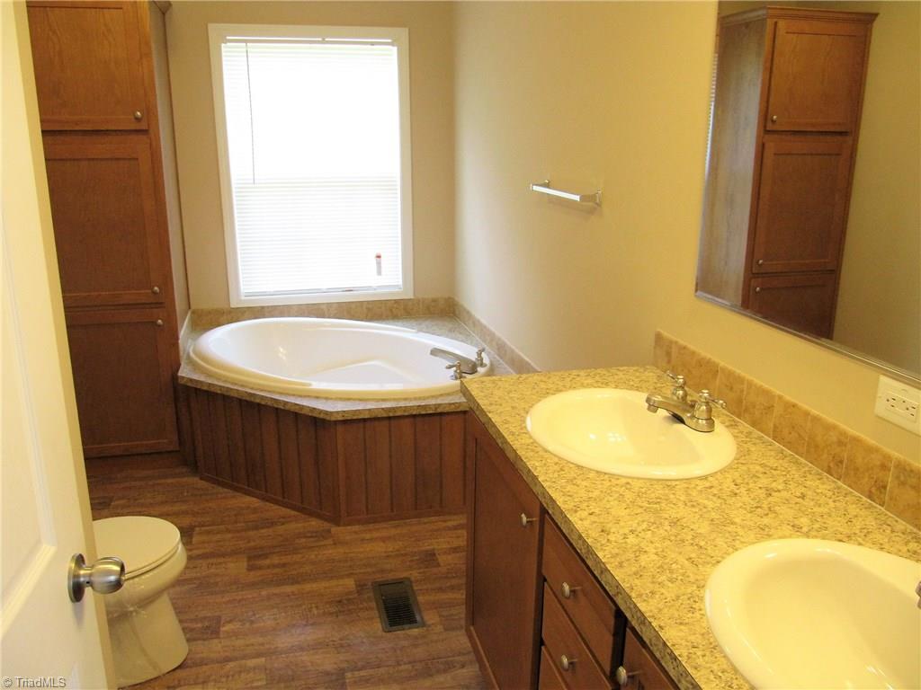 7297 Hampton Road Clemmons, NC 27012 - Photo 21 of 26 Master bath