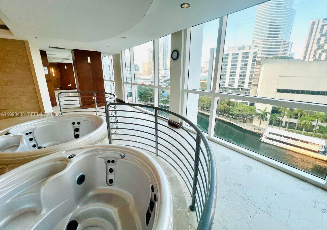 41 Southeast 5th Street, Unit 903 Miami, FL 33131 - Photo 22 of 27