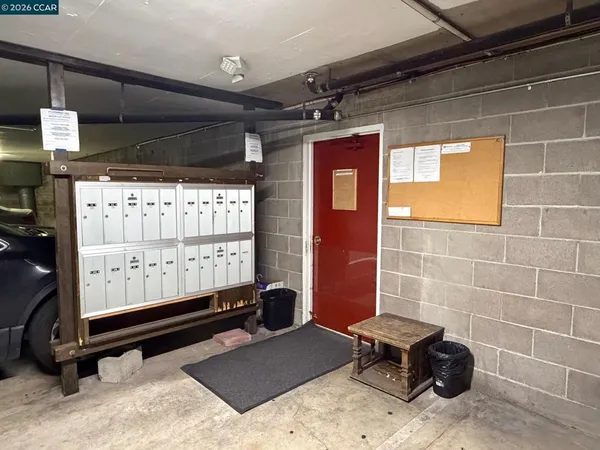 $2,000 | 401 Monte Vista Avenue, Oakland, CA 94611