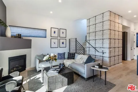 $6,229 | 1002 North Hudson Avenue, Unit 4, Los Angeles, CA 90038