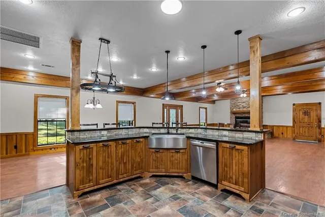 $575,000 | 569 North Smokey Cove Road, Singer, LA 70660