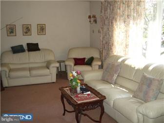 9742 Susan Road Philadelphia, PA 19115 - Photo 4 of 12 Living Room