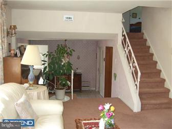 9742 Susan Road Philadelphia, PA 19115 - Photo 6 of 12 Living Room