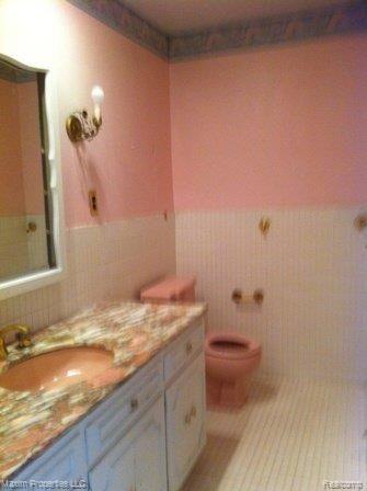 17248 Adrian Road Southfield, MI 48075 - Photo 6 of 10 Bath1.JPG