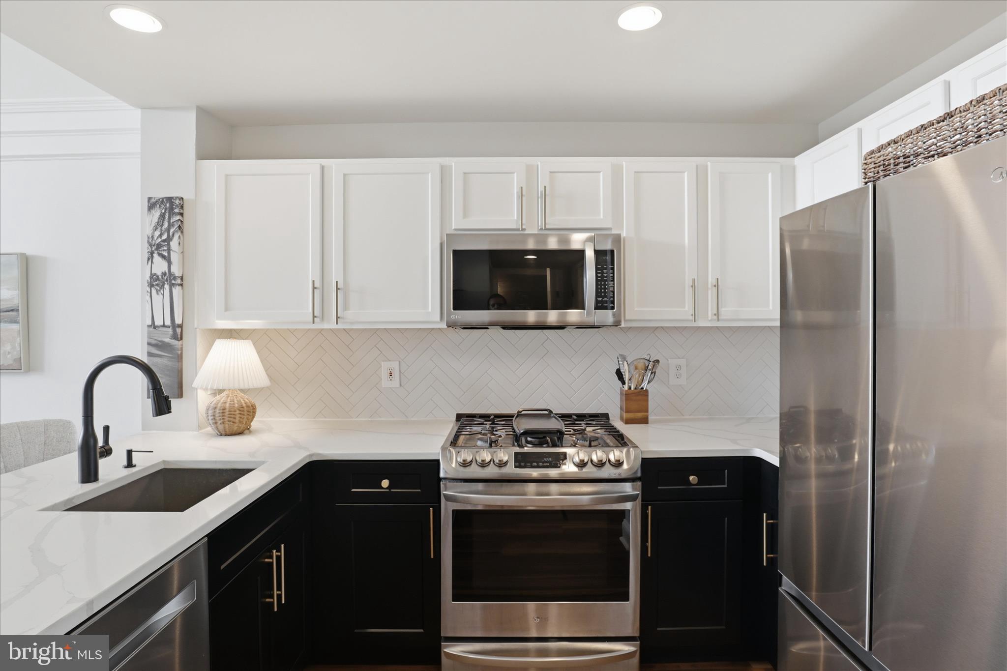 12000 Market Street, Unit 488 Reston, VA 20190 - Photo 4 of 49 KITCHEN with new appliances