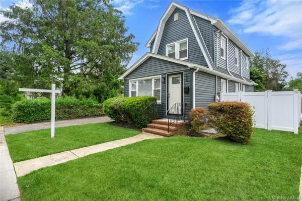 $729,000 | 890 Kings Parkway, Baldwin, NY 11510