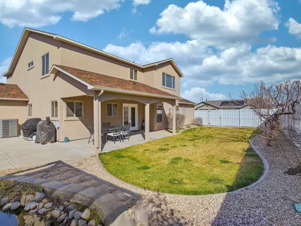 a view of a house with backyard