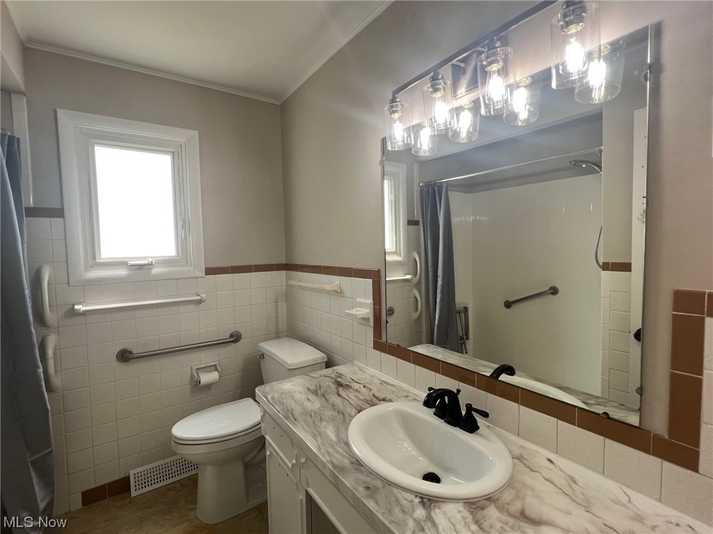 1075 Clearview Road Cleveland, OH 44124 - Photo 8 of 20 Gallery Image 8