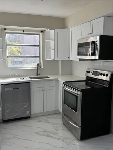 $2,300 | 1400 Northeast 191st Street, Unit 112, Miami, FL 33179