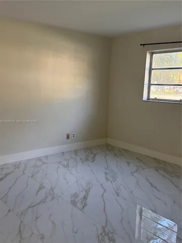 $2,300 | 1400 Northeast 191st Street, Unit 112, Miami, FL 33179