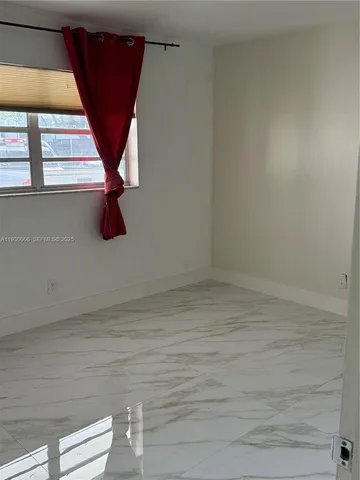 $2,300 | 1400 Northeast 191st Street, Unit 112, Miami, FL 33179