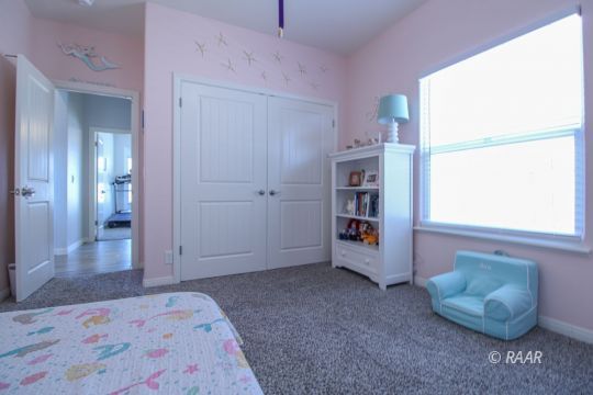 428 Scott Street Ridgecrest, CA 93555 - Photo 27 of 35 a room with a bed and a window